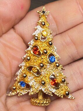 ART Christmas Tree Brooch Vintage Gold Tone Rhinestone Snow Pin